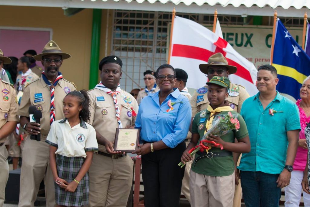 fundashon alton paas recives rose of saint george