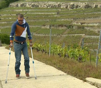 Paralyzed patients walk again with help of spinal implant