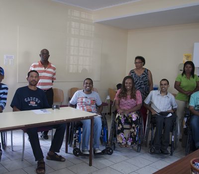 How many people are there in Curaçao with a spinal cord injury?