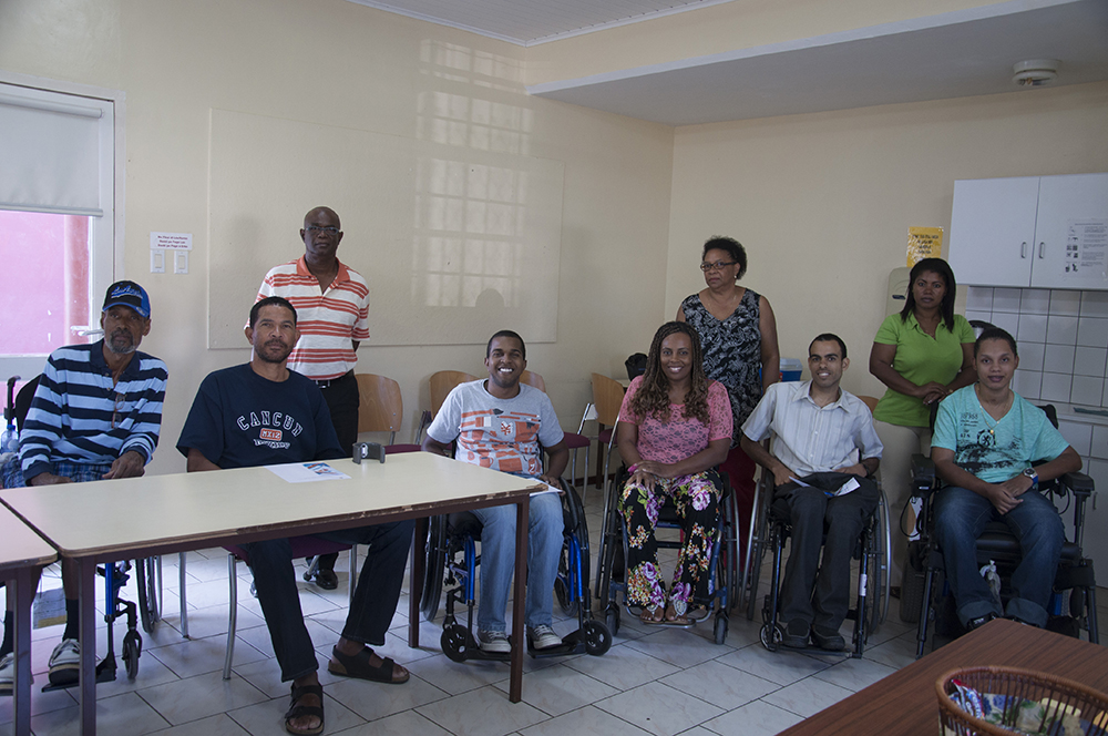 How many people are there in Curaçao with a spinal cord injury?